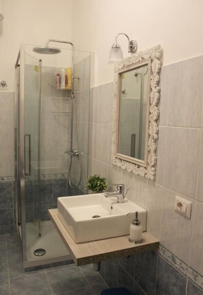 Dusche, Haartrockner, Bidet