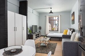 Estudio Grand | Zona de estar | Una televisión de pantalla plana