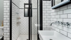 Grand Studio | Bathroom | Shower, free toiletries, towels, soap