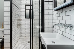 Grand-Studio | Badezimmer | Dusche, kostenlose Toilettenartikel, Handtücher, Seife