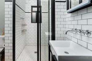 Estudio Grand | Baño | Ducha, artículos de higiene personal gratuitos, toallas y jabón