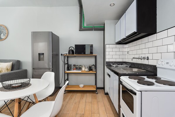 Estudio Grand | Cocina privada | Frigorífico grande, microondas, horno y placa de cocina