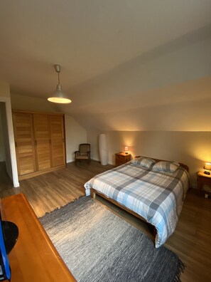 3 bedrooms, iron/ironing board, WiFi, bed sheets - House in the heart of a small village in Sancerrois (18260 - JARS)