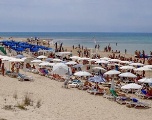 Plage privée, sable blanc, chaises longues, parasols