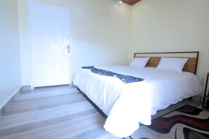 6 bedrooms, WiFi - Halo Home is more than a guest house and bar restaurant. (Busanza)