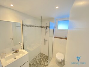 Regadera, toallas, papel de baño