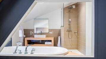Luxe suite | Badkamer | Gratis toiletartikelen, handdoeken