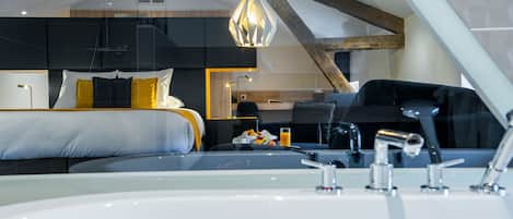 Luxury Suite | 1 bedroom, soundproofing, free WiFi, bed sheets