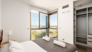 4 habitaciones, escritorio, tabla de planchar con plancha y wifi