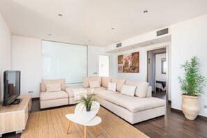 TV - Modern Villa, Port Views, Jacuzzi & Pool, Full AC (Maó)