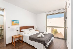 4 عدّة غرف نوم ومكتب ومكواة/لوح كي وواي فاي