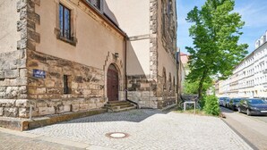 A historic building with a stone facade, a wooden door, and a cobblestone courtyard. - Inklusionshotel PHILIPPUS Leipzig (Leipzig)