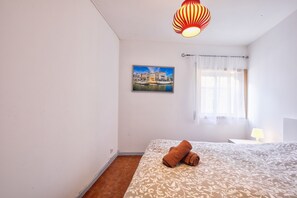 2 bedrooms, iron/ironing board, WiFi