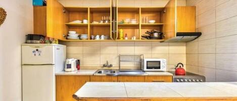 ثلاجة، ميكروويف، فرن، موقد طهي مسطح