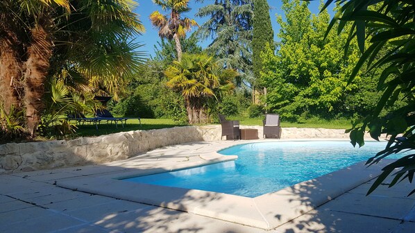 Outdoor pool, a heated pool - Charming house village - heated private pool & outside ktichen (Mézin)