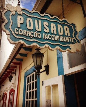 Un edificio con un letrero que dice "Pousada Coracao Inconfidente".