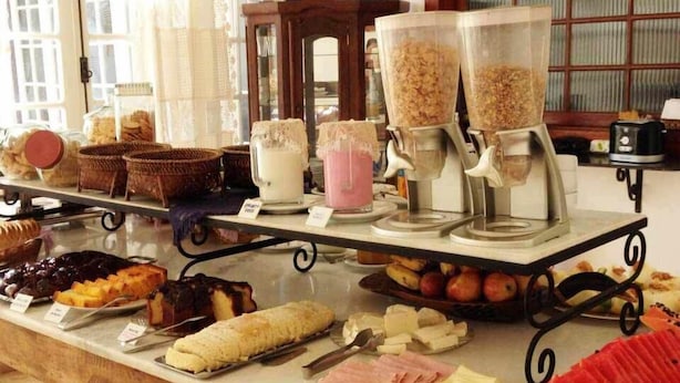 Un bufé con diversas opciones de comida y bebidas.