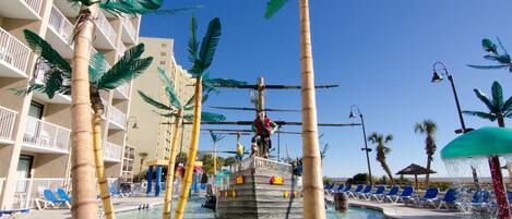 Una piscina cubierta, una piscina al aire libre