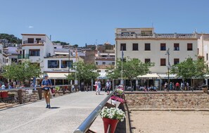Un hôtel doté d’une terrasse, d’un restaurant et d’un bar.