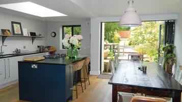 House (5 Bedrooms) | Private kitchen | Oven, stovetop, dishwasher, cookware/dishes/utensils