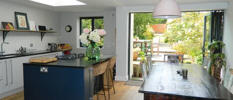 House (5 Bedrooms) | Private kitchen | Oven, stovetop, dishwasher, cookware/dishes/utensils