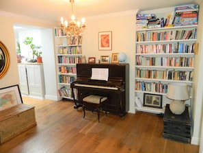 Nhà (5 Bedrooms) | Khu phòng khách | TV 