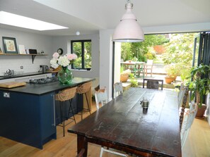 Hus (5 Bedrooms) | Eget kök | Ugn, spishäll, diskmaskin och grytor/köksredskap