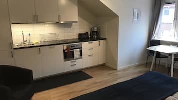 Deluxe Studio | Private kitchen | Fridge, oven, electric kettle, cookware/dishes/utensils