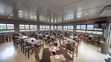 Café da manhã com buffet grátis todos os dias