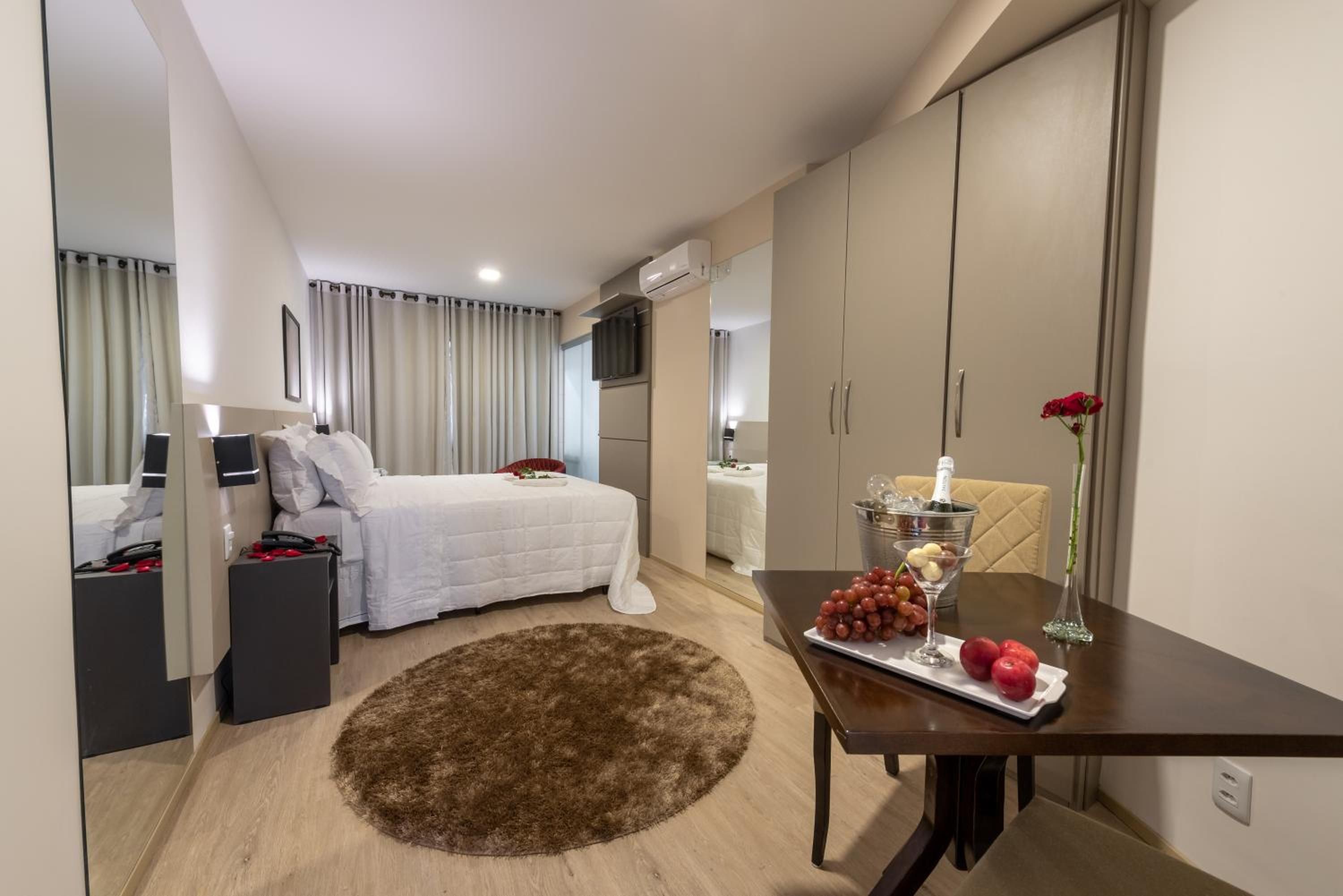 Frigobar, quartos à prova de som, Wi-Fi de cortesia, roupa de cama