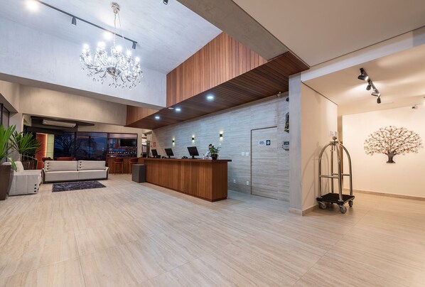 Reception - Via Garden Varginha Hotel (Varginha)