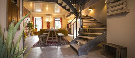 المنشأة من الداخل