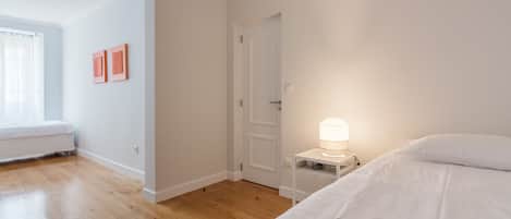 2 عدّة غرف نوم ومكواة/لوح كي وواي فاي وملاءات أسرّة