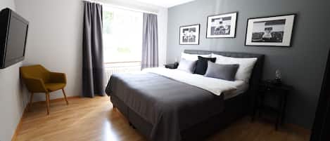 2 bedrooms, in-room safe, desk, iron/ironing board