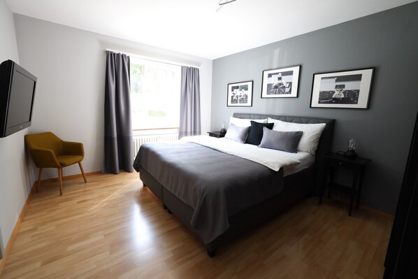 2 bedrooms, in-room safe, desk, iron/ironing board