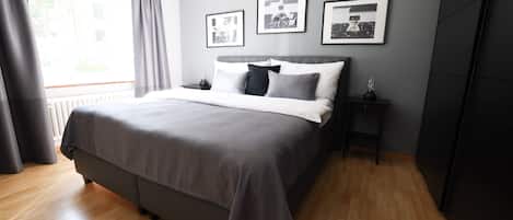 2 chambres, coffre-fort, bureau, fer et planche Ă repasser