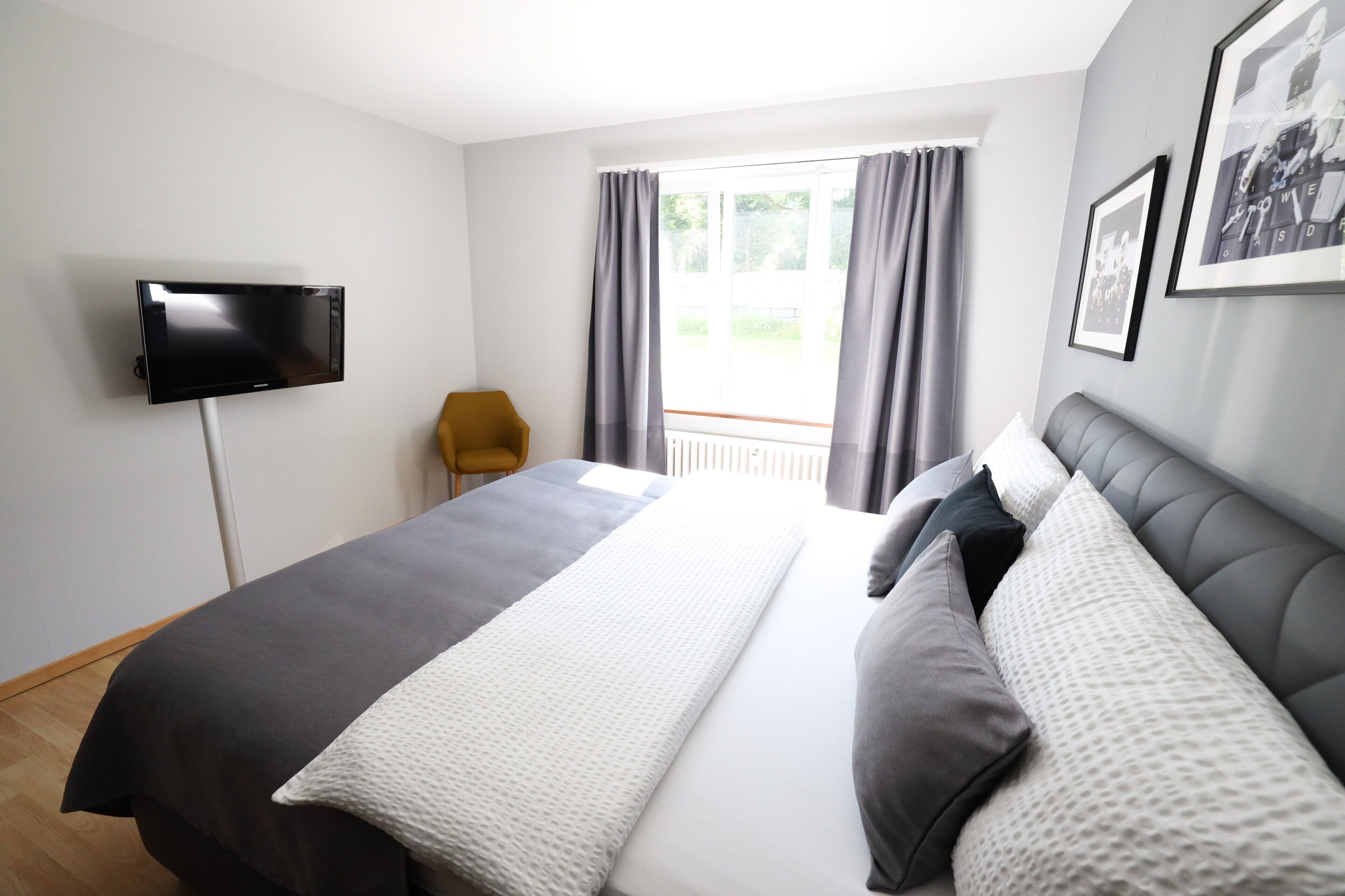 2 Schlafzimmer, Zimmersafe, Schreibtisch, Bügeleisen/Bügelbrett