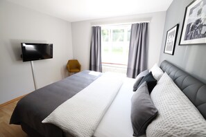 2 bedrooms, in-room safe, desk, iron/ironing board