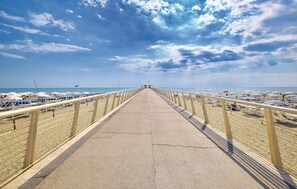 在海灘附近、釣魚