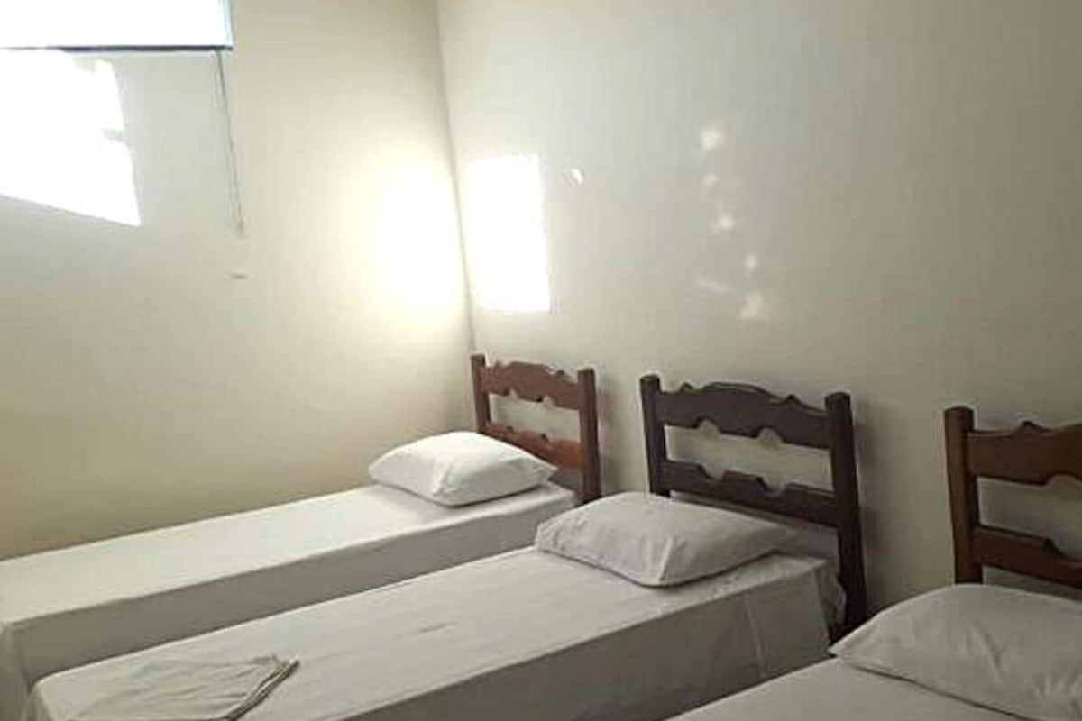 Quarto triplo standard com banheiro compartilhado | Verduisterende gordijnen, gratis wifi, beddengoed
