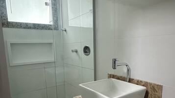 Habitación triple ejecutiva | Cortinas blackout, wifi gratis y ropa de cama