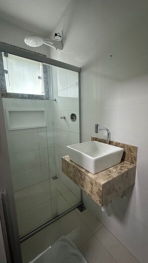 Habitación triple ejecutiva | Cortinas blackout, wifi gratis y ropa de cama 