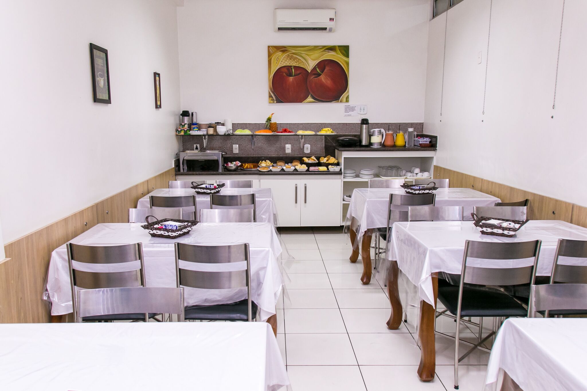 Café da manhã com buffet grátis todos os dias