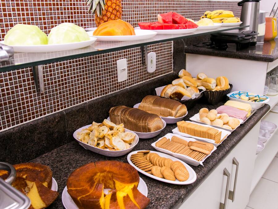 Café da manhã com buffet grátis todos os dias