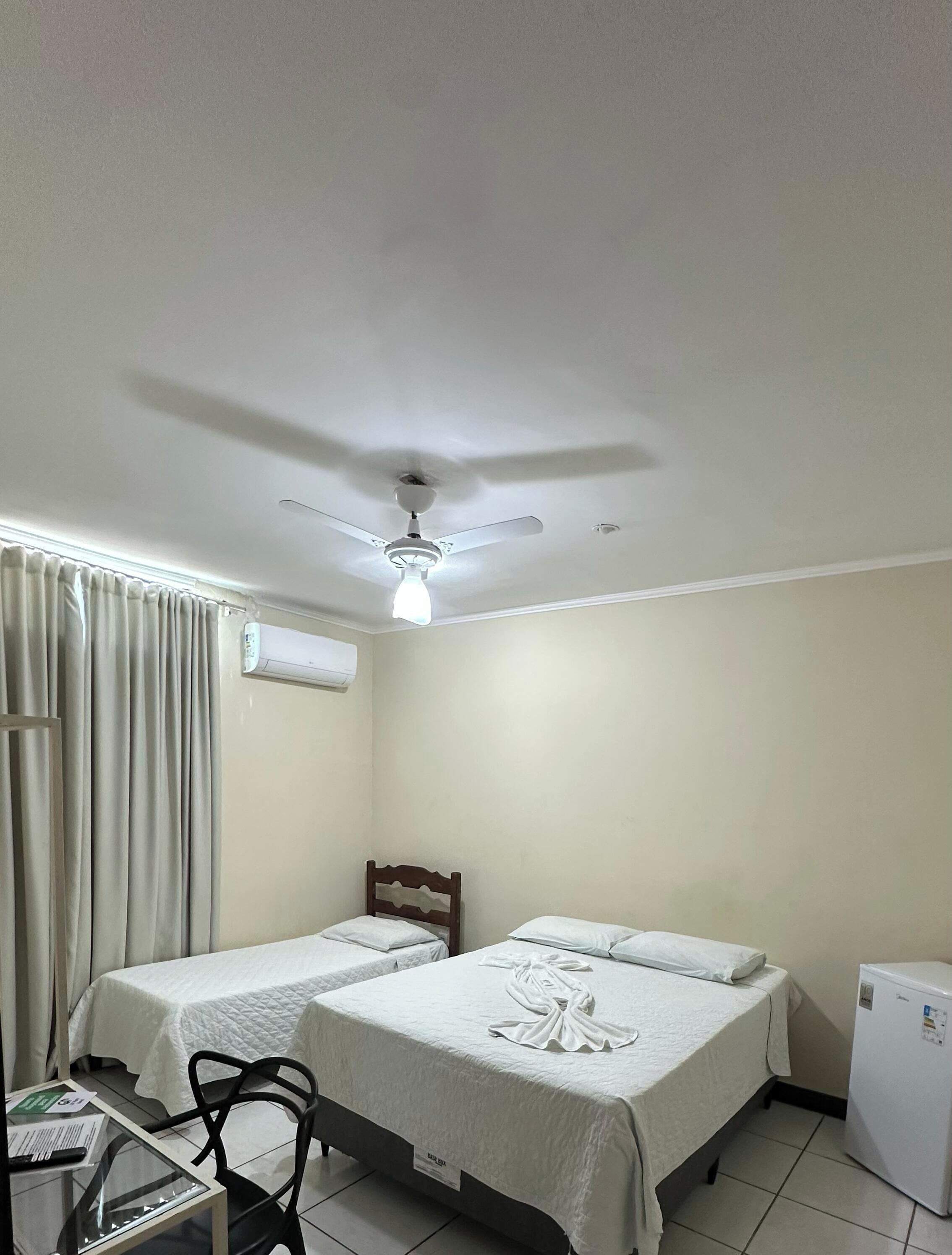 Quarto standard com banheiro compartilhado | Cortinas blackout, Wi-Fi de cortesia, roupa de cama