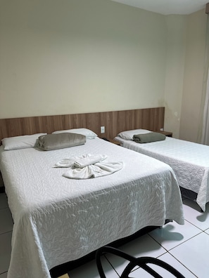 Habitación triple ejecutiva | Cortinas blackout, wifi gratis y ropa de cama