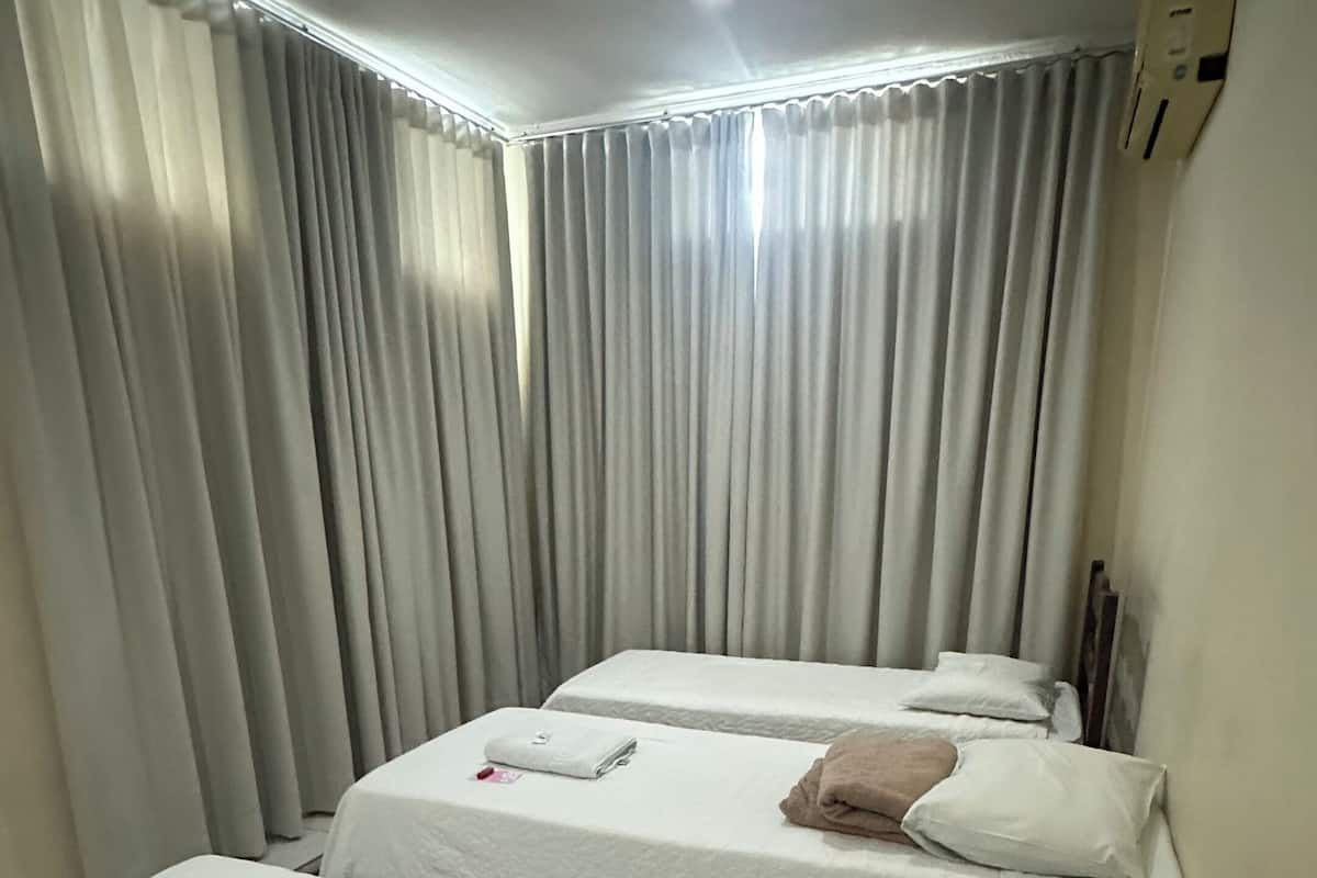 Quarto triplo standard com banheiro compartilhado | Blackout curtains, free WiFi, bed sheets