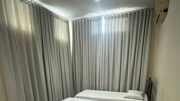 Quarto triplo standard com banheiro compartilhado | Blackout drapes, WiFi (free), bed sheets