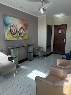 Quarto standard com banheiro compartilhado | Living area | 32-inch LCD TV with cable channels