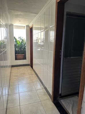 Quarto standard com banheiro compartilhado | Bathroom | Towels, soap, toilet paper
